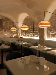Plateaux de table en pierre de lave émaillée pour l'hôtel Millesime à St Germain des Prés