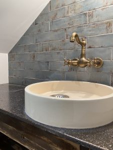 Plan de salle de bain et vasque sur plan dans une maison de campagne