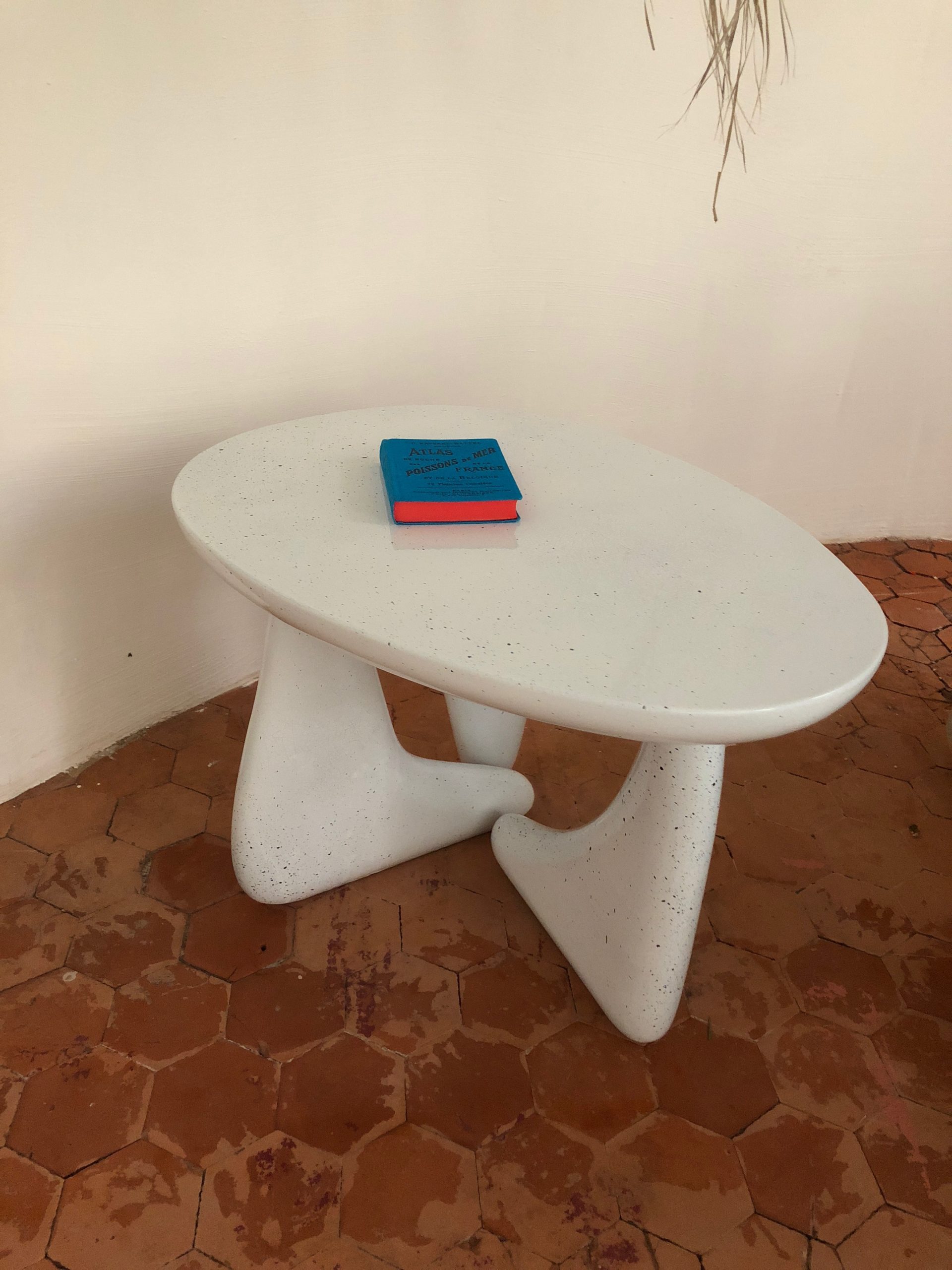 Table d'appoint en pierre de lave émaillée à Design Parade Toulon