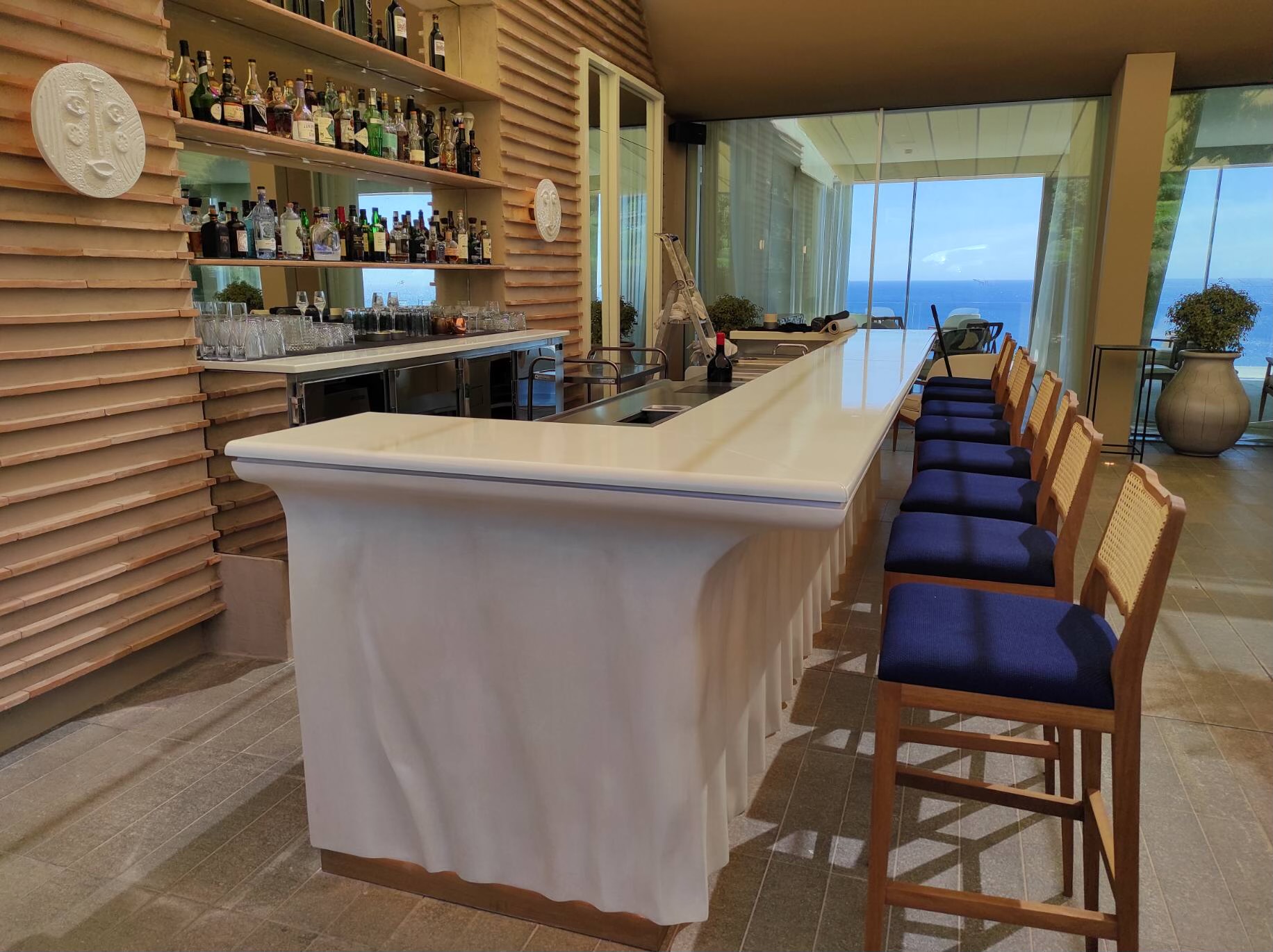 Plateaux de table et lobby bar en pierre de lave émaillée