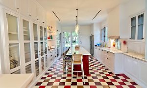 Aménagement d'une cuisine de l'Atelier Mazieres en pierre de lave émaillée blanc au sein d'une maison dans le bassin d'Arcachon