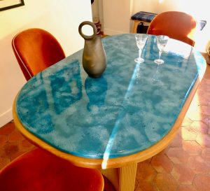 Plateau de table de salle à manger en pierre de lave émaillée réalisée par Tradition Pierre - Raku turquoise - Avec deux verres et une cruche